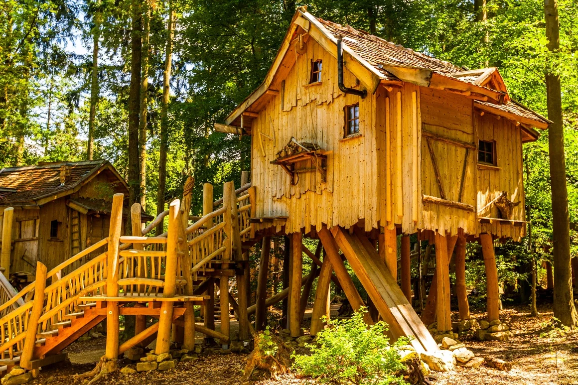 Holzhaus auf Stelzen im Wald